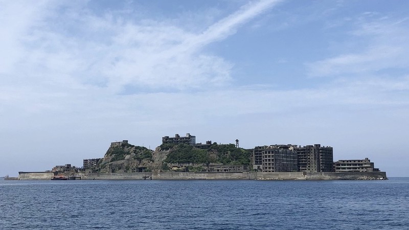 東京都区部の17.5倍以上、世界一の人口密度を誇った「軍艦島」の今は？ 日本最古の鉄筋コンクリート高層アパートは築107年。海底炭坑の歴史を伝える世界遺産
