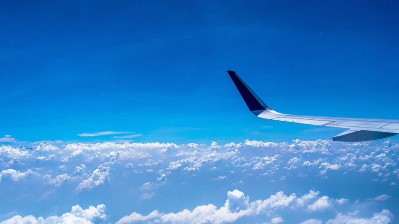 なぜ空は青いのか？ 思わず子どもに語りたくなる飛行機の外に広がる空の美しさのメカニズム