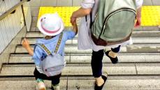 幼稚園から高校まですべて公立でも1000万円かかる…少子化なのに親の負担が重い国、日本では子どもはぜいたく品なのか？