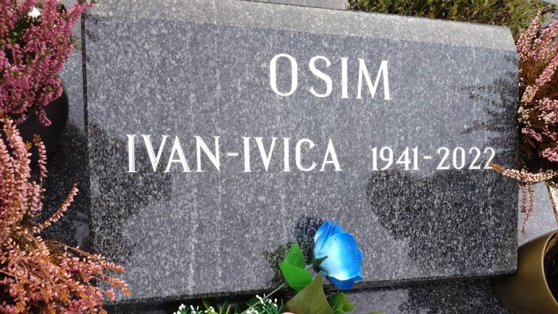 オシム氏はサラエボの集団墓地で孤高を保つように眠っていた―政治、民族、宗教を超えた存在だった彼は、紛争の続く今の世界になにを思うか