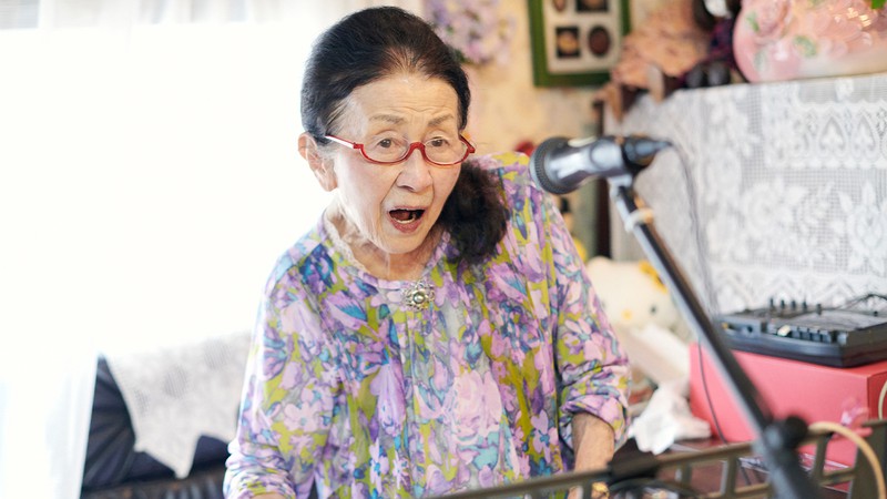 「世界進出するまで死ねません！」90歳の“逆さ歌シンガー”が悲願の初ライブへ