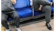 電車で足を組む男に注意をしたら… バッドマナーをなぜ人は繰り返すのか「男女問わず大嫌いです」「神経がわからん」人が足を組みたくなる意外な理由とは