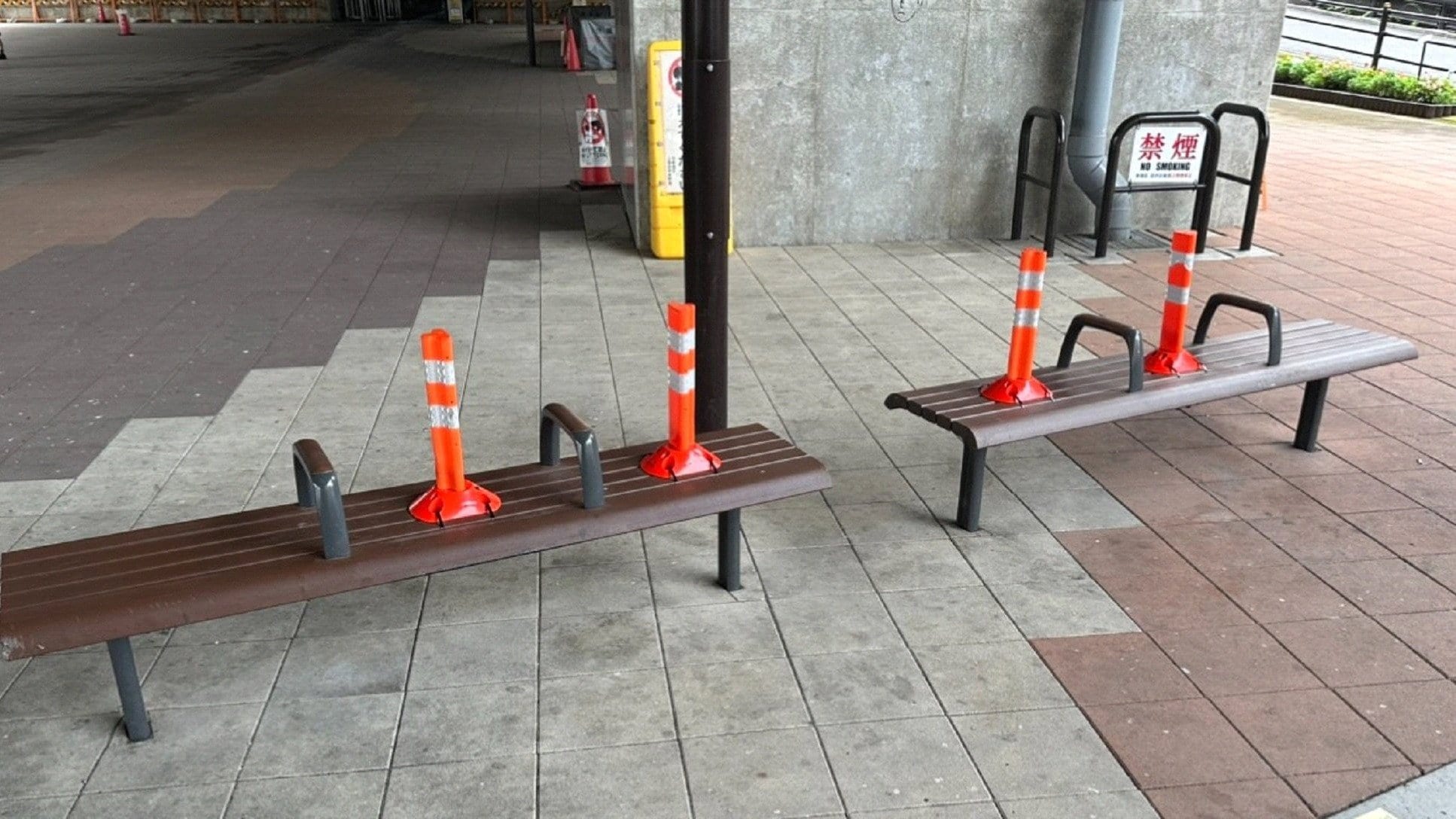 人を座らせないベンチ〉東京・新宿の“意地悪ベンチ”に批判続出！ 一方 