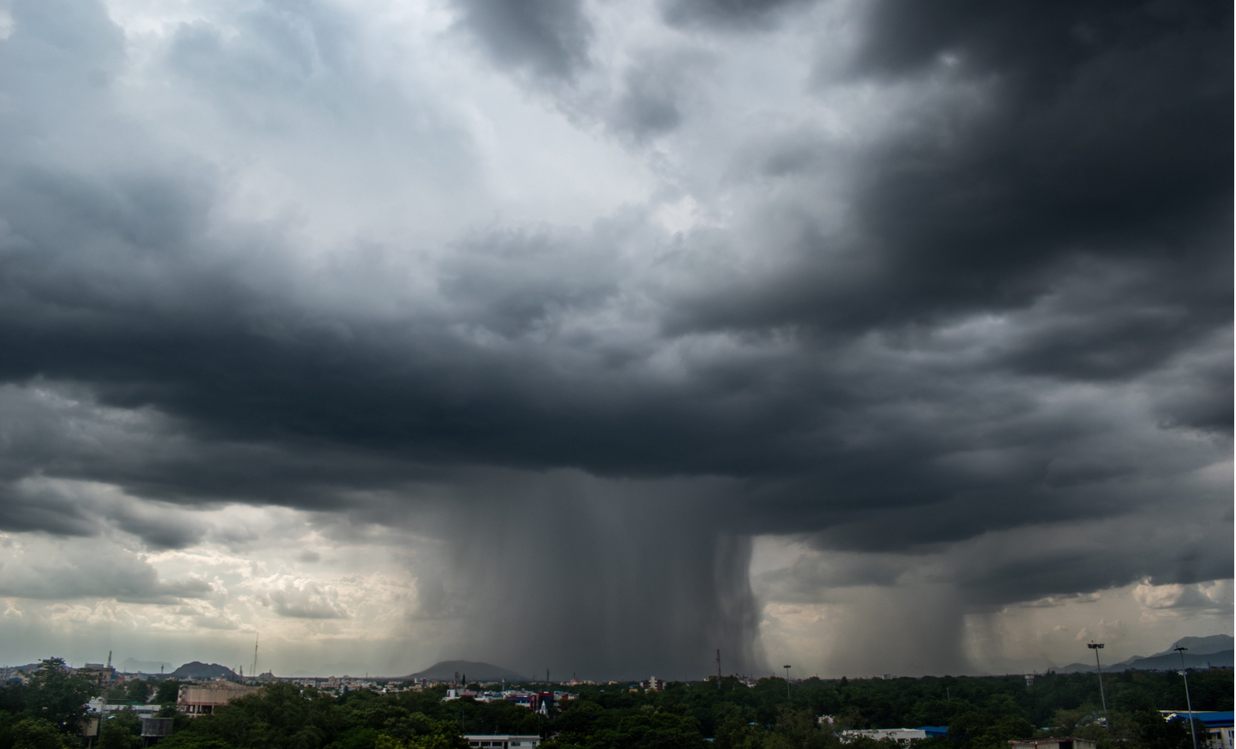 9月なのにいまだ続く「ゲリラ“雷”雨」多発のワケ。専門家が警鐘を鳴らす発生時の“危険行動”は「急いで地上に出る」と「長靴で行動」