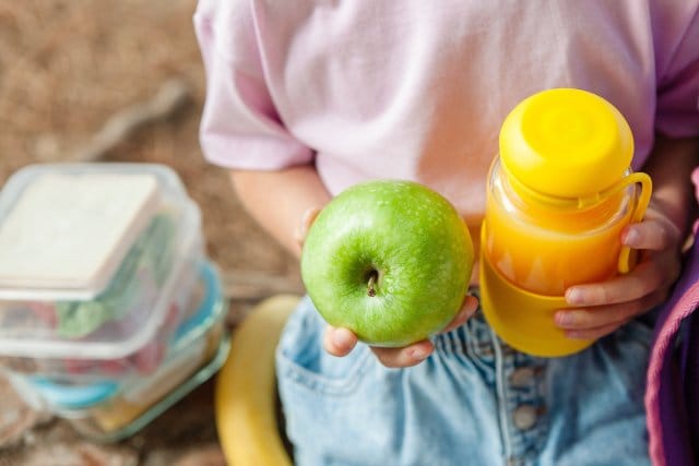 遠足の“おやつ交換禁止”に賛否の声「小５女児が給食で粉チーズ入りのチヂミを食べて死亡事故」も…学校で広がる子どものアレルギー対策