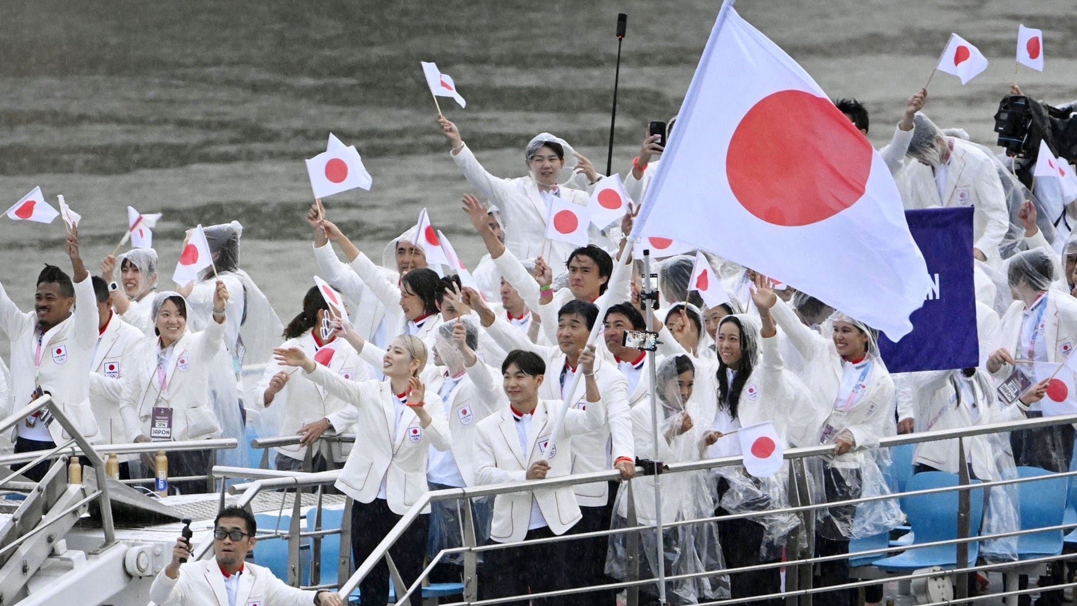 「格差エグくない？」「悪趣味としか思えない」パリ五輪の開会式で世界を騒然とさせた珍演出！“血しぶきの中で生首が歌唱”は 日本ではコンプラ的に絶対NG【2024 スポーツ記事 1位】