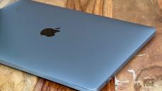 電源確保のストレスから解放される新MacBook Proか、個性溢れる新MacBook Airか？