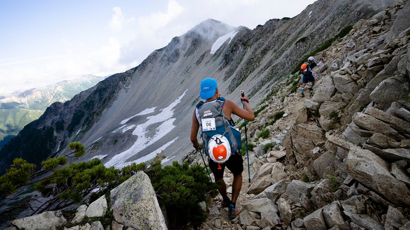 日本アルプス全長415kmの日本一過酷な山岳レース。なぜ普通の会社員たちは挑戦することを決めたのか？