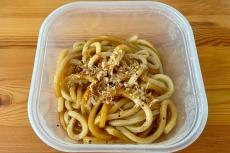 リュウジ氏の「虚無焼きうどん」は一皿68円　コスパ最強なのに衝撃の美味しさ…　