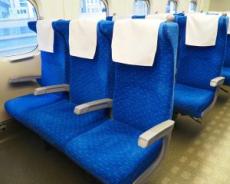 新幹線の自由席を「1人で2席分占領する」女性…ガタイのよい男性がとった“強硬手段”とは