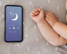 赤ちゃんの寝かしつけに「スマホの音楽」はOK？デジタル映像・音声が脳に与える影響