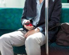 電車内で「大声で通話する」中年男性にイライラ…若者が下車直前に放った“言葉”に心の中で拍手