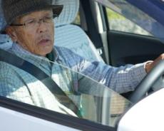 高速道路で“軽自動車を煽り続ける”70代の老人。まさかの言い分に唖然…――仰天ニュース傑作選