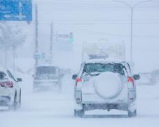 雪道で執拗にあおり運転をする「わ」ナンバーの車。5分後に“あおった罰”が下っていた――仰天ニュース傑作選