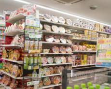 「長時間コンビニに居座る高校生カップル」にうんざり。「男女兼用トイレ」にこもる二人に店長が注意した結果…