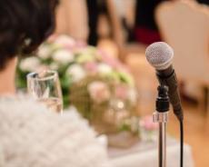 結婚式でスピーチに立ったのは“昔関係があった女性”。新郎は祝辞