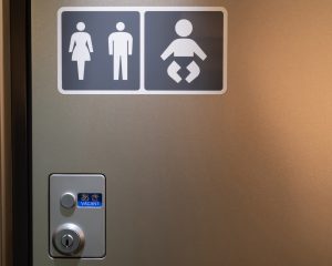 新幹線のトイレでシャッター音