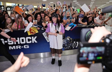 「ビリー、ようこそ日本へ！」歌姫来日にネット上も歓喜「泣けてきた」「可愛い！」空港には250人