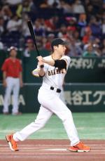 山田裕貴が始球式で打者に　左打席でフルスイング！場内大歓声　父は元プロ野球選手　自身も中3までプレー