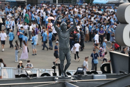 中村憲剛氏がモチーフの銅像がお披露目　川崎市長は「生きている人では初めて」