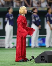 木村カエラが国歌独唱　東京ドームに伸びやかな歌声響かせる　ド派手な赤ワンピで登場