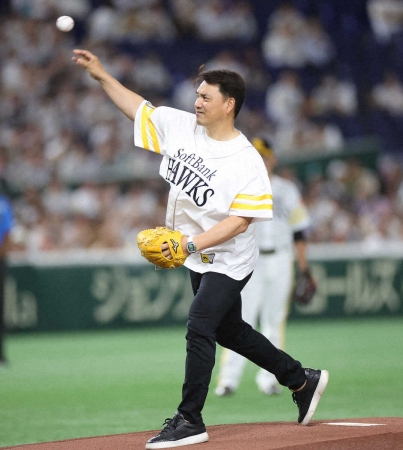前ロッテ監督、ホークスOBの井口資仁氏が万感始球式　初のソフトバンクユニホームに「新鮮な感じですね」