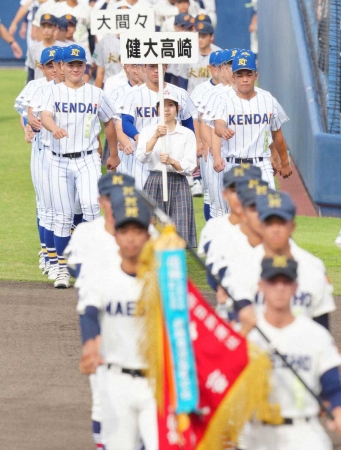 【高校野球】春日本一の健大高崎が開会式に登場　青柳監督「投手陣が成長」　4投手がベンチ入り