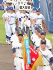 【高校野球】春日本一の健大高崎が開会式に登場　青柳監督「投手陣が成長」　4投手がベンチ入り