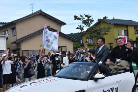 人口3万7000人の津幡町熱狂！史上最速優勝、大の里の凱旋パレードに2万5000人