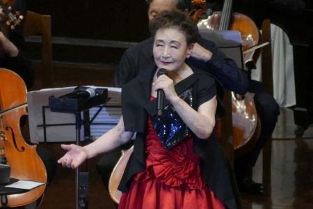 加藤登紀子が涙の熱唱　母校・東大の安田講堂で思いあふれる　60年代、激動の時代を回想