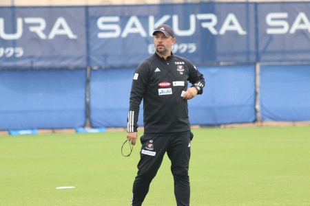 横浜ハッチンソン新監督「しっかり責任を持って…」　就任後初練習　アタッキングフットボールにも言及
