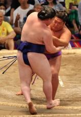 尊富士が途中出場から2連勝　ケガしないために心掛ける「相撲を取らないこと」独自の考えで気迫の土俵