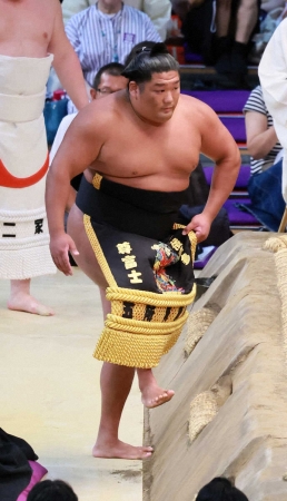 尊富士が10日目から休場　途中出場で2連勝し関取残留は確実「相撲取ったらケガをする…」複雑な胸中も