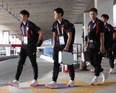 【バレー男子】日本代表がパリ到着！CDG空港に石川祐希、高橋藍　高橋健太郎は笑顔