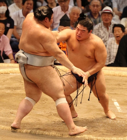 平戸海が熱海富士との若手注目株対決を制し、勝ち越しに王手