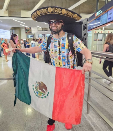 異彩を放つメキシコ人がシャルル・ドゴール空港に出現「スポーツは最高だぜ！」