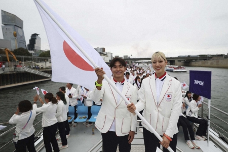 パリ五輪開会式　バレー女子・古賀紗理那ら参加「楽しみたい」SHIGEKIXらセーヌ川船上記念撮影