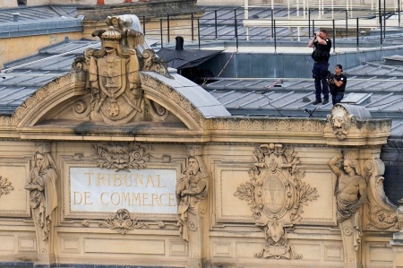 パリ五輪の華やか開会式の裏で厳戒態勢…セーヌ川沿いの建物の上に警備の目光る　6キロ水上パレード