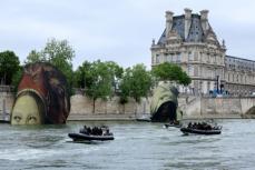 パリ五輪開会式でネットが戦慄…セーヌ川に浮かぶ“巨顔”に「怖すぎ」「トラウマに」「夢に出てきそう」