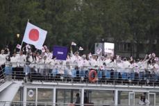パリ五輪開会式　日本選手団登場！雨中の船上パレード、ポンチョ着て笑顔！！ヨルダンなどと相乗り