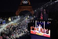 パリ五輪開会式で衝撃…“仏版とにかく安村”が登場!?ネット「色違い出てきて吹いた」「フランス版安村」