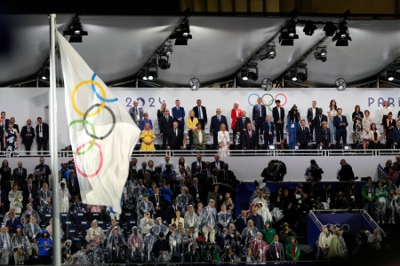 パリ五輪開会式　オリンピック旗「うっかり逆さま」に！「視聴者は“ミス”を見逃さなかった」SI誌報道