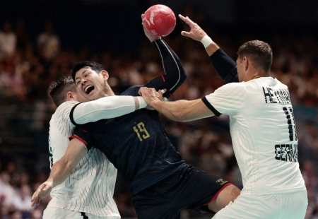 【ハンドボール男子】日本－ドイツでハプニング　後半開始直後、2度にわたって試合止まる