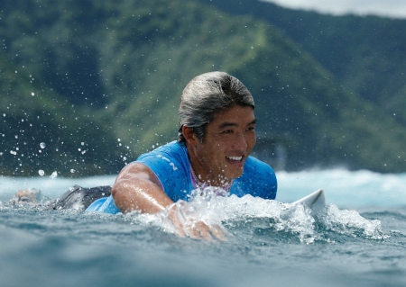 “奇跡の一枚”　サーフィン・五十嵐カノアの対戦相手を捉えた写真が話題「合成みたい」「浮いてるやん」