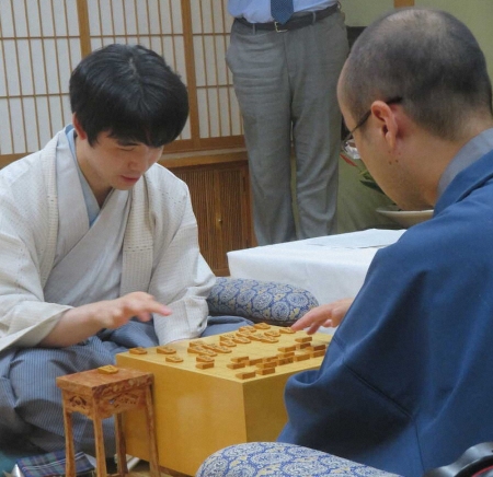 藤井王位　誕生日明けは5連勝　徳島対局も4連勝　渡辺九段と接戦でも好相性証明　王位戦2勝1敗