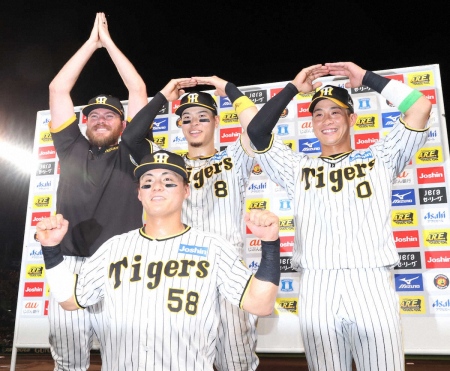 阪神、甲子園100歳記念日に巨人3連倒　“申し子”前川が3安打4打点「独特の雰囲気で試合ができた」