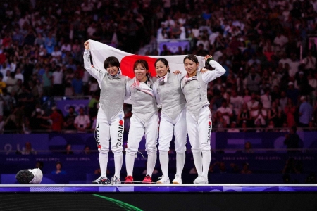 フェンシング女子フルーレ団体で涙の銅メダル！五輪女子初の表彰台　1点差しのいだ