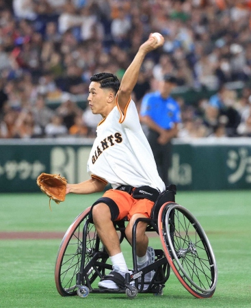 車いすテニス・小田凱人　東京ドームでリベンジ始球式　見事なノーバン投球に場内大歓声