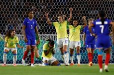 【サッカー女子】4強出そろう!日本に敗れたブラジルが開催国フランス撃破　ドローン騒動カナダは敗退