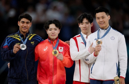 中国と台湾選手が仲良く表彰台　握手、談笑する姿がネットでも話題「これこそオリンピック、素晴らしい」